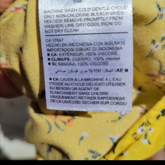 🏷️3/$15 medium yellow floral tank blouse. - Picture 5 of 5